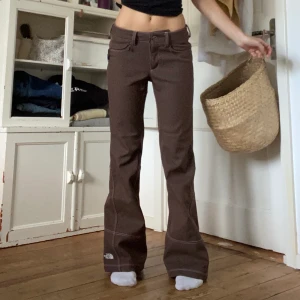 Byxor  - North face byxor i super skick! Mycket coola detaljer och dem har foder inuti. Går att åka skidor i men även använda vardagligt💖