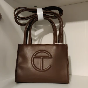 Telfar mini - Telfar mini i färgen chocolate, aldrig använt har varit på display i mitt vitrinskåp. Betalade 1800kr för den.