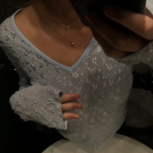 Vintage tröja - Så himla fin tröja med brodyr mönster, kommer tyvärr ej till användning, köpt i en vintage butik för länge sen, aldrig använd av mig! Passar xs-m beroende på passform🐬