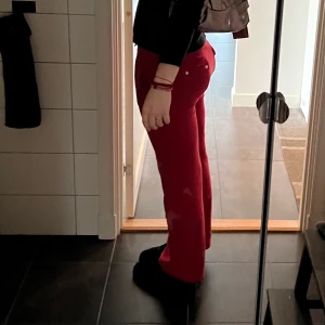 Röda juicy - funderar på o sälja mina röda juicy byxor vid bra bud 🤞🏼 Du kan ej dra dig ur budet!  3 bild är en liten bläckfläck som inte syns alls