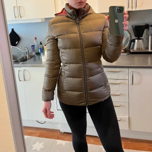 Colmar dunjacka storlek M - Säljer min Colmar dunjacka i olivgrön/röd. Har ägt den i ett par år men den är hel och ren. Nyligen kemtvättad. Tyvärr har jag inte kvitto kvar, men den är köpt på NK.  Pris 800kr kan diskuteras. Fraktkostnad tillkommer.