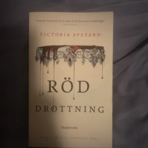 Röd drottning - Säljer svenska versionen på red queen av Victoria Aveyard. Läst 2 gånger och har inga skador. Köpte för 120kr och säker för 60kr. 