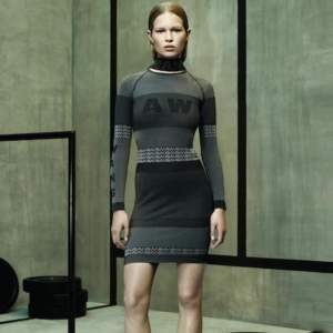 ”Sportig” klänning från H&M x Alexander Wang, sitter som en smäck! Storlek S och jättefint skick!
