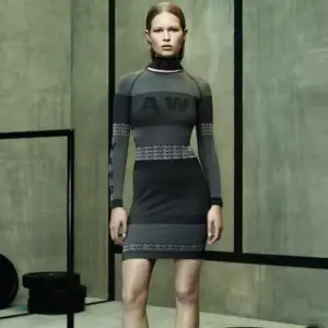 ”Sportig” klänning från H&M x Alexander Wang, sitter som en smäck! Storlek S och jättefint skick!