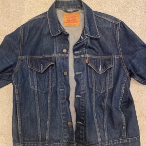 Levis jeansjacka - Säljer denna oversized Levis jeansjacka i mycket fint skick! Köparen står för frakten. Anmäler osöriösa användare som lägger skambud. Har du vunnit budgivningen är du bunden till köpet!💓💓💓