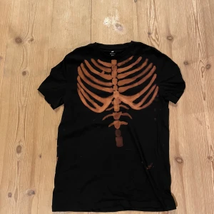 Hemmagjord tröja. - Hemmagjord tröja med skelett mönster på, gjord med klor.