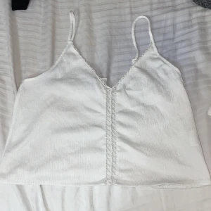Vit topp - En jättefin topp som passar till allt. Är i storlek XS men passar även dem som har storlek S. Köparen står för frakten ❤️