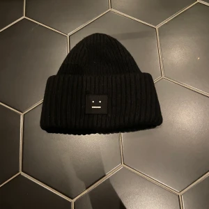 Acne mössa - En svart acne mössa, riktigt, svart, inte jätte använd och det finns inga hål, bra stick