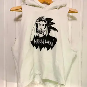 Hoodie från en konsert av Makthaverskan. Avklippta armar, välanvänd men fortfarande snygg  Hör av er för närmare titt om du är intresserad! Skickar på billigaste möjliga sätt eller möts upp! 