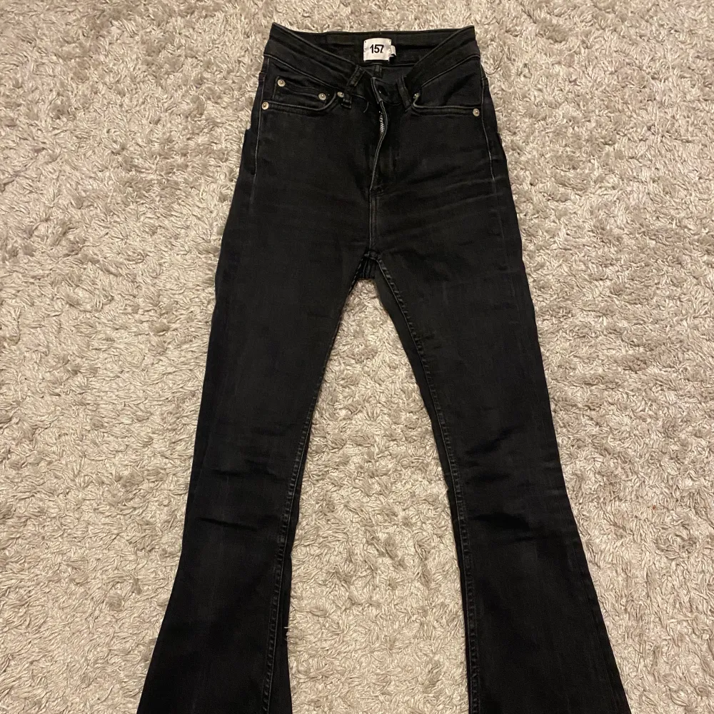 Storlek xs, bra längd för mig som är 168/169, dock har dessa jeans blivit för små, inte använda så mycket. Jeans & Byxor.