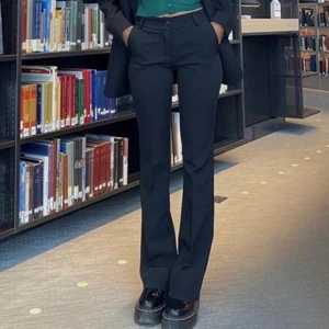 Kostymbyxor - Kostymbyxor från Design by si i den normala längden, sitter bra på mig längden som är 165 cm (andra bilden). De är lite små i storleken 💞 