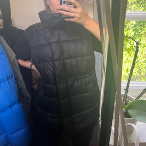 Väst - Så snygg väst från Gina som går att dra in i midjan 