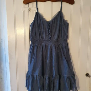 Klänning Blå/Grå Storlek 40 - Blå/grå klänning med ett slags prickigt spetstyg med fastsydd underkjol. Fluffig och mysig. Storleken kan vara något mindre än 40 eftersom den är från H&M:s Divided. 