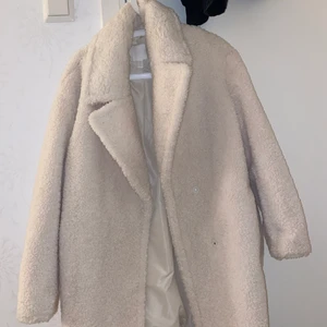 Teddy kappa - Hej! Säljer en så fin kappa från HM använt den 1/2 gånger, precis som ny.   Storleken är Xs men skulle säga att den är mer som en S eftersom den är lite oversize.