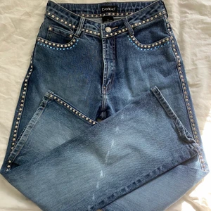 Bebe jeans  - Sjuuukt snygga bebe jeans. Helt nya, aldrig använda! Runda nitar längs hela benen på yttersidan, bootcut. Midjan är 34cm rakt över och innerbensmåttet är 73cm 