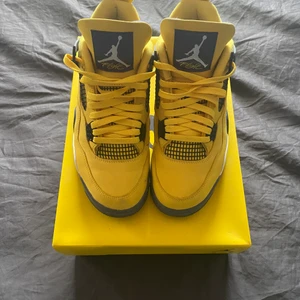 Jordan 4 Lightnings - Köpte på SNS. Allt og. Använda sparsamt 2-3 gånger. 9/10 Condition. Perfekta skor till hösten! Skicka meddelande vid eventuella frågor, jag svarar snabbt! :)