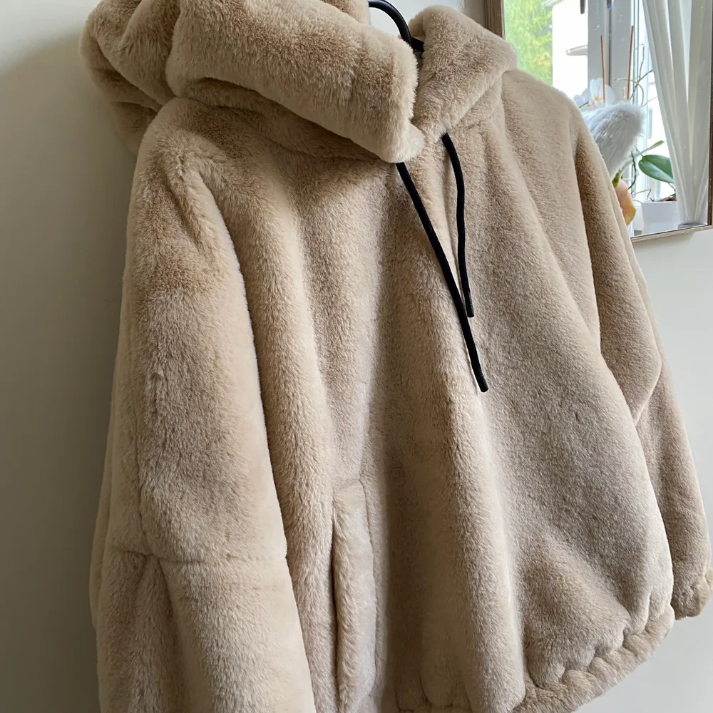 Super mysig fluffig hoodie från Zara! Aningen croppad i modellen. Justerbar midja. Jätte härlig och stor luva. Passar XS och en liten S. Aldrig använd!!. Hoodies.