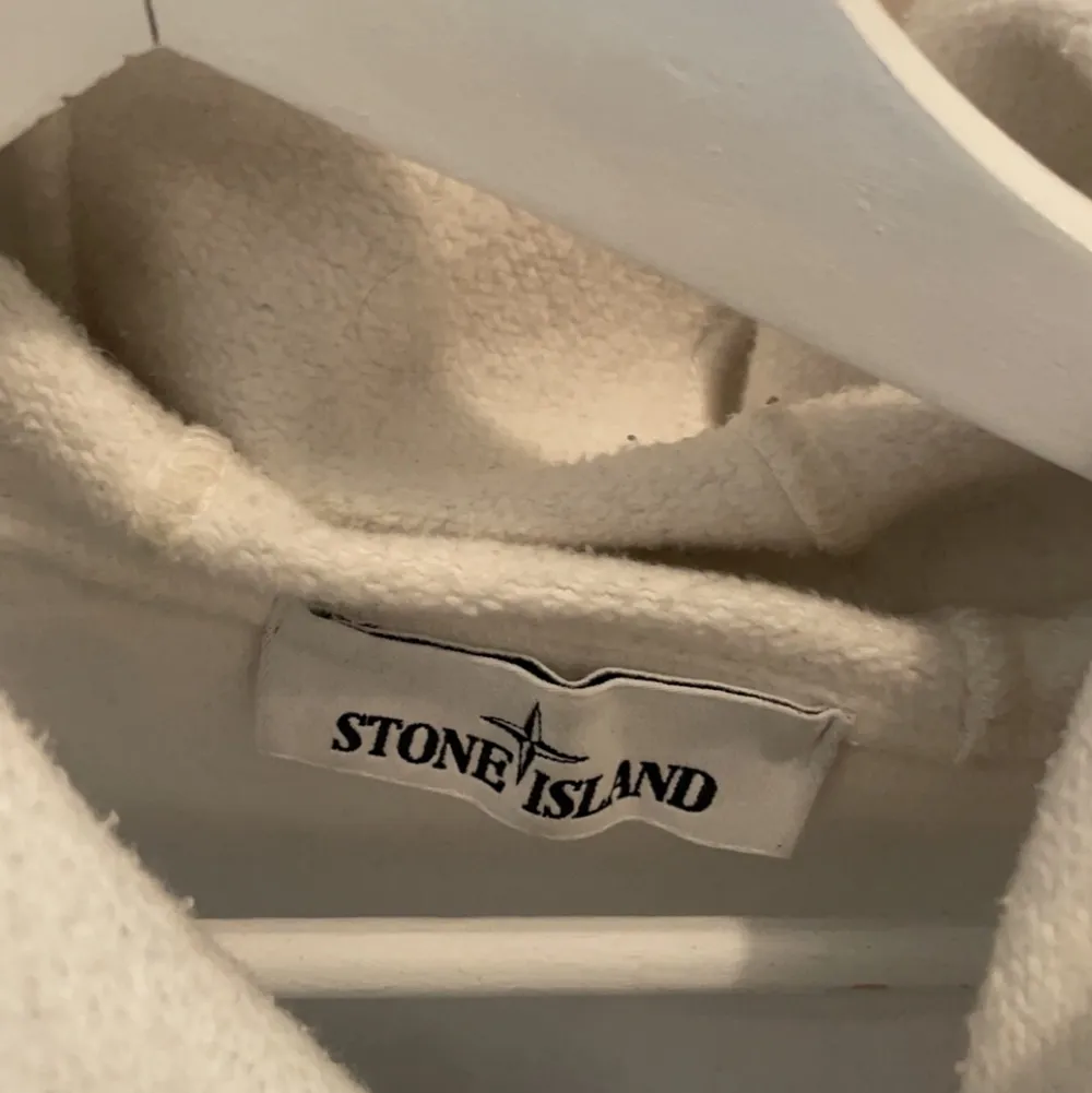 Stone island tröja köpt för 2699kr på NK. Använd i cirka 4 månader. Skick 8/10 Inga fläckar.. Hoodies.