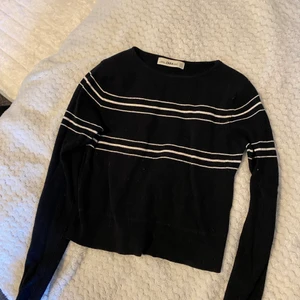 Tröja, Zara - Fin tröja med lite tjockare material. Den sitter lite ovanför naveln på mig (ca170). Älskar den men lite för liten för mig. Använt typ 2 ggr. ❤️