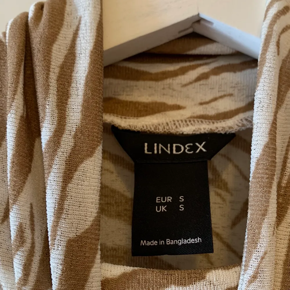 Cool zebrarandig tröja från Lindex! Använd endast 2 gånger och är som i nyskick! Pris kan diskuteras!💕. Toppar.