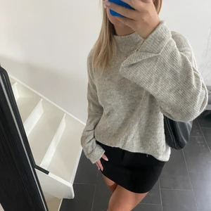 Grå stickad tröja - Jättefin grå oversitse stickad tröja ifrån nakd, endast använd ett fåtal gånger. Paketet skickas med PostNord skicka lätt och ingår ej i priset.