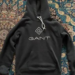 Detta är en svart Gant hoodie i bra skick och fantastiskt kvalite.