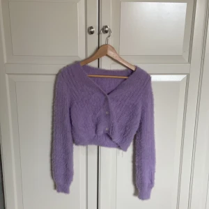 Kofta - Lila kort fluffig kofta från Shein💓 Storlek S💗