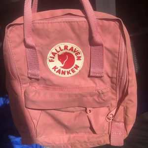  Fjällräven kånken mini ryggsäck - Använd några gånger, är några år gammal men hel och fin 😅Den har några märken på framsidan och lite på sidorna som inte går bort i tvätten. Ordinarie pris 800kr