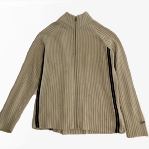 zipup - Så fin zipup i beige/grå färg från S.oliver. Storlek M, passar även större och mindre beroende på hur man vill att den ska sitta. Köparen står för frakt 🌟