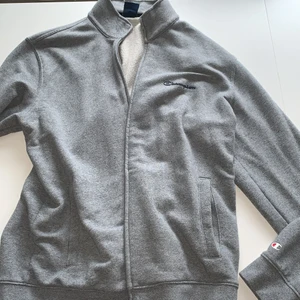 Champion tröjor  - Svart storlek Xl  Grå storlek L En för 250 båda för 450