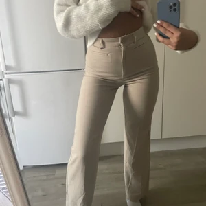 Kostymbyxor  - ❣️ ALDRIG ANVÄNDA ❣️  Beiga kostymbyxor från monki. 