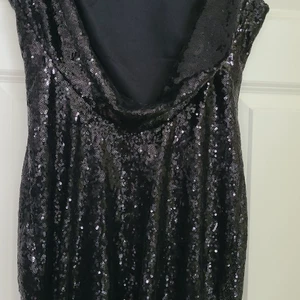 Festlig paljettklänning eur 38 - Fin klänning använd 1 gång. Lite lätt stretch. Öppen rygg med ett fint fall. Dragkedja på vänster sida. Den är som ny.
