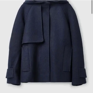 cos jacka - intressekoll på  min blåa jacka från cos i storlek S  som passar även mig som har säljer denna jacka perfekt nu till höst, perfekt skick OBS. det är så många som är intresserade kan ej svara på allas, startar budgivning. (den är inte såld nu)