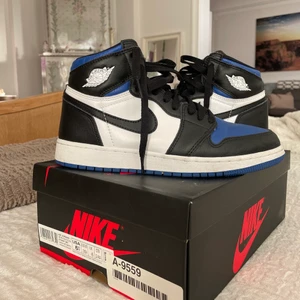 Air Jordan 1 Retro High Royal Toe - Äkta jordans köpta ifrån Restocks våran 2021, använda ca 5 gånger så dem är i bra skick. Pris på Restocks nu är 5340 kronor, köpta för 4589, storlek 39. Köparen står för frakten.