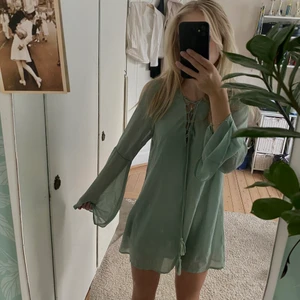 Mint grön klänning - Söt klänning med snörning som aldrig kommit till användning. Klänningen är i stl xs och är ifrån bikbok. Köparen står för frakt!