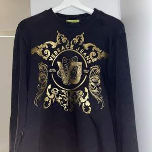 Svart Versace jeans tröja med guldiga detaljer. Använd några gånger. Skick 8/10