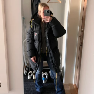 Fjällräven jacka dam - Säljer min fjällräven jacka då jag inte tycker att jag passar i den! Den är använd under 1 vinter och är i väldigt bra skick, och hur snygg är inte den här jackan😍😍 (Jag betalde 8000kr nypris!)