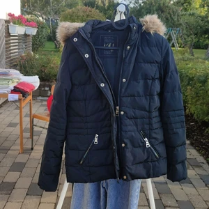 Jacka - Jag säljer den här fina jackan. Den är i jättebra skick. Köparen står för frakt.