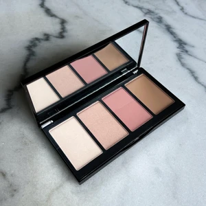 Tender Rose Cheek Pro Palette - Fin sminkpalett från H&M med två highlighters, en rouge och en bronzer. Helt ny med plasten kvar. Nypris: 149kr