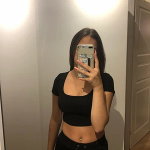 Urringad tröja - Urringad t-shirt från shein, jättebra material. Stl xs (skriv om du är intresserad eller vill ha mer bilder, tröjan är ganska kort)