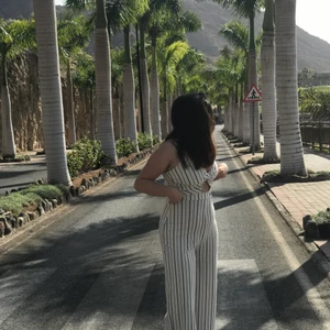 Snygg jumpsuit från Chiara Forthi - Säljer denna då den inte längre används! Den är supersnygg och bekväm, har även en dragkedja på sidan! Väldigt bra skick bara använd nån timme vid två tillfällen!