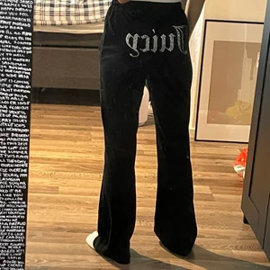 Juicy byxor - Säljer ett par jättefina juicy byxor i storlek M. Lite urtvättade samt ena metallbiten på snörena lite lös annars jättefint skick. Skriv gärna, använd inte köp nu💕 350+frakt