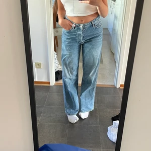 Blåa jeans - Säljer dessa snygga jeansen då de nästan aldrig används längre💗skriv för fler bilder eller frågor!