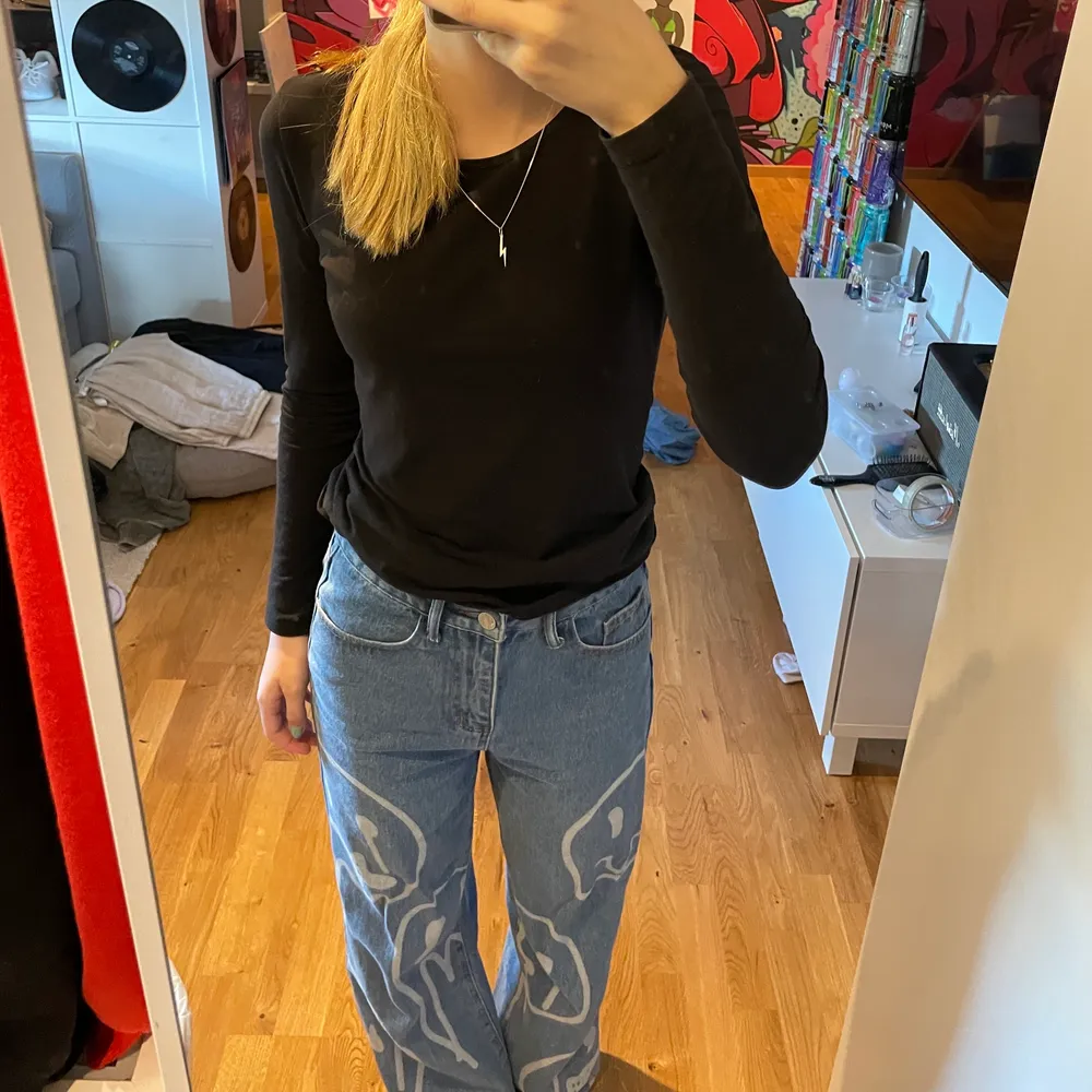 Baggy jeans med smileys på, byxorna är i xs och för mig som brukar ha xs/s så är de lite stora i midjan! Använda ca 10 ggr men bra skick!! . Jeans & Byxor.