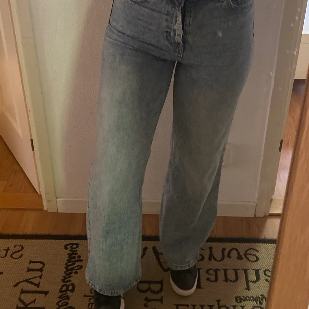 jeans från topshop, köpta för ca 500, säljer för 250+ frakt. storlek w26l30 . Jeans & Byxor.