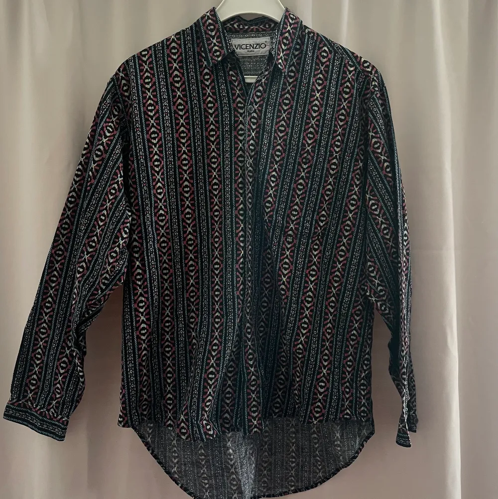 Mönstrad skjorta i One Size, passar s/m/l, knappt använd och säljer för 100kr plus frakt med priset kan diskuteras!😁. Paidat.