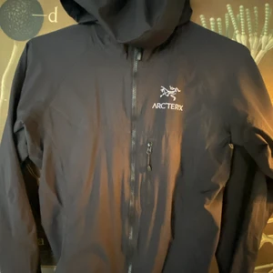 Arcteryx jacket - Oandvänd Arcteryx vind jacka med luva. Sälj pågrund utav att den inte används. Säljs för:450kr Original pris: ca 3500kr 