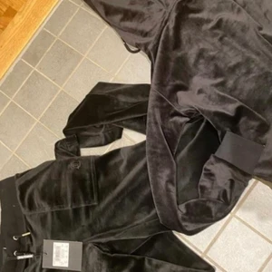 Juicy couture sett - Byxor, stl. 34 (XS), Dam  Ny med lappar kvar. Finns kvitto. Byxa och kofta.