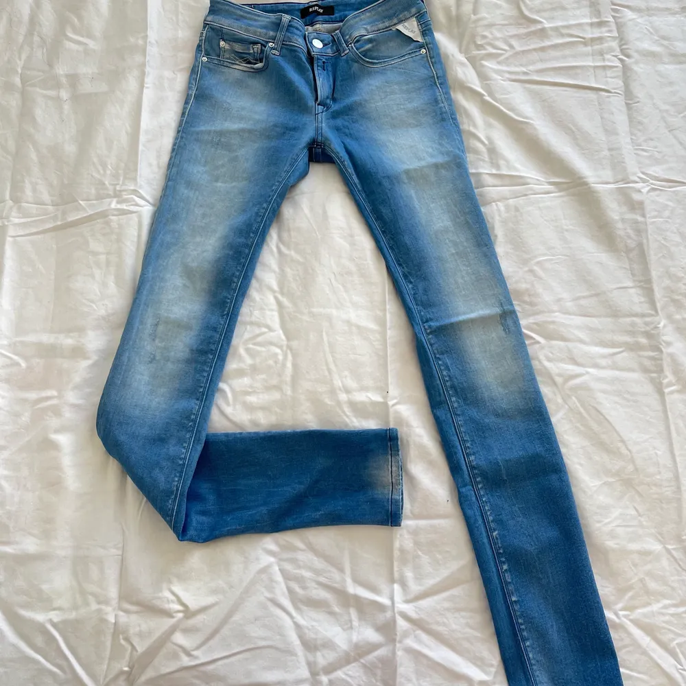 Ljusblå jeans; WAIST 27; LENGTH 34 low waist . Jeans & Byxor.