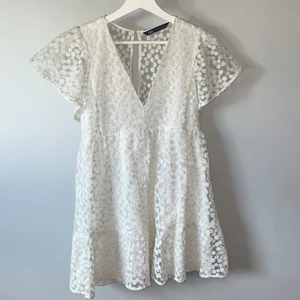 Klänning Zara - Fin sommarklänning från zara, passar perfekt till skolavslutning och student. Använd en gång. Storlek xs